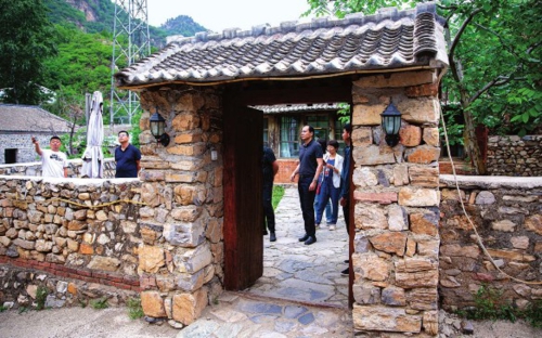 “山里寒舍”對村民的老舊房屋進行改造,建成古樸舒適的創意民居。
