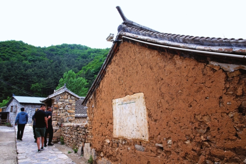 漫山村一行對“山里寒舍”的經營模式產生了濃厚興趣。