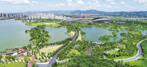 呈現一派宜業、宜學、宜居、宜游景象的金華開發區。李建林/攝