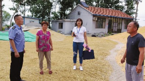 圖為樂陵市發展改革局與市場監管局開展糧食流通聯合執法。張正堂/攝