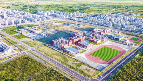 甘肅省武威市古浪縣綠洲小城鎮易地扶貧搬遷安置點建成住宅樓173棟4790套,容納2萬名易地扶貧搬遷群眾搬遷入住。
甘肅省武威市發展改革委/供圖