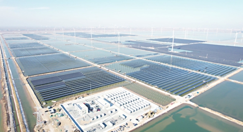 濰坊濱海風光儲智慧能源示范基地一期300兆瓦光伏發電項目鳥瞰圖。
山東省能源局/供圖