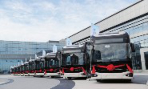 國(guó)家燃料電池技術(shù)創(chuàng)新中心正式掛牌暨濰坊新投入運(yùn)營(yíng)200輛濰柴氫燃料電池商用車交接儀式。
濰柴集團(tuán)/供圖