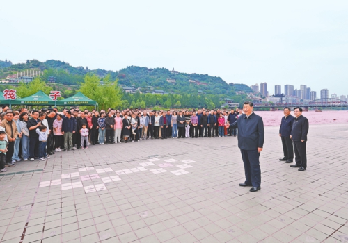 9月10日至13日,中共中央總書記、國家主席、中央軍委主席習近平在甘肅考察。這是11日下午,習近平在黃河蘭州中山橋段考察時,同在場的干部群眾親切交流。新華社記者王曄/攝