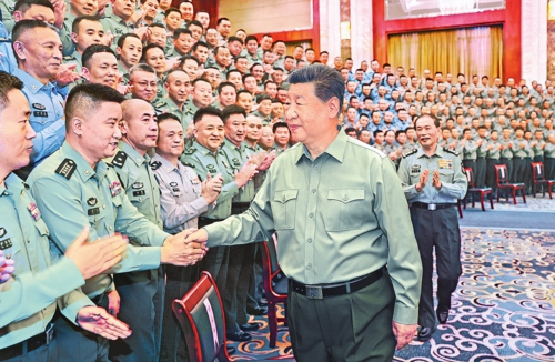 9月10日至13日,中共中央總書記、國家主席、中央軍委主席習近平在甘肅考察。這是12日上午,習近平在蘭州親切接見駐蘭州部隊官兵代表,代表黨中央和中央軍委向駐蘭州部隊全體官兵致以誠摯問候。新華社記者李剛/攝