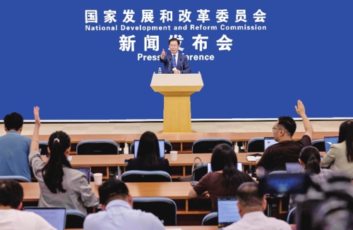 9月19日,國家發(fā)展改革委舉行9月份新聞發(fā)布會,解讀宏觀經(jīng)濟(jì)形勢和政策。本報記者苗露/攝