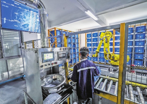 近年來,浙江省金華市金東區以推進中小企業數字化改造為契機,把數字技術與先進制造業的融合創新作為擴大競爭優勢的“必修課”,大力推動以“N+X”模式為標準的數字化改造。圖為在金東區江東鎮的浙江超浪新材料有限公司數字化車間,人機協同配料系統正在運行。新華社