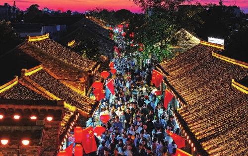 國慶長假期間,各地假日經濟熱力十足,流動中國彰顯生機活力。圖為游客在江蘇省揚州市東關街游覽。新華社