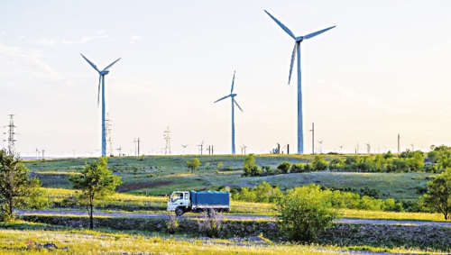 近年來,國家電網以碳達峰碳中和為目標加快構建新型電力系統,用清潔高效的綠色能源助力京津冀經濟社會發展。圖為在河北省張北縣隨處可見的風力發電機。新華社