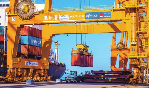 溫州地處浙江省東南部沿海地區,曾是“海上絲綢之路”的重要節點。如今,溫州港已經成為浙江省沿海的主要港口之一,今年前10月完成貨物吞吐量7236.96萬噸。圖為近日貨輪?吭跍刂莞蹱钤b箱碼頭卸載集裝箱。新華社
