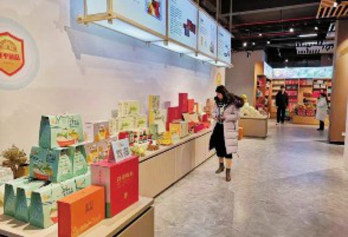 廣東省開平市立足區(qū)域內農(nóng)業(yè)、文化、旅游資源,積極打造“開平優(yōu)品”行政區(qū)品牌,截至目前,已經(jīng)形成“1+8”縣鎮(zhèn)兩級行政區(qū)品牌矩陣。本報記者趙慶國/攝