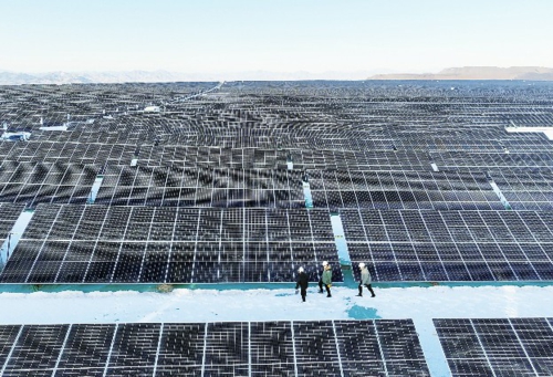 目前,位于河北省遷西縣尹莊鄉的首鋼100兆瓦光伏發電礦山治理清潔能源示范項目已完成主體工程建設,正在進行并網發電前的準備調試工作。圖為近日工作人員在發電場內巡檢。新華社