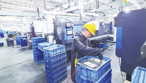 圖為工人在位于店口鎮的浙江亞嘉采棉機配件有限公司數字化車間內生產采棉機用的摘錠桿。新華社