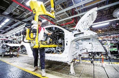 近日,工人在位于泰國羅勇的長城新能源汽車制造基地生產車間內工作。新華社