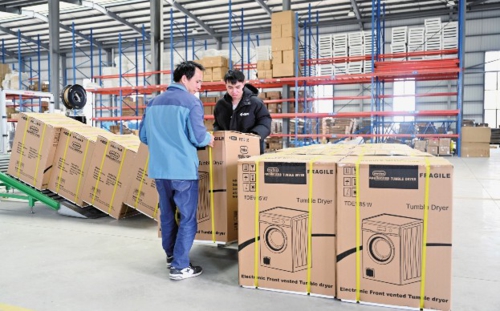 近年來,我國家電市場已從“增量時代”進入“增量和存量并重時代”。家電企業訂單增多,各企業加足馬力趕制訂單。圖為工人在廣西柳州市柳江區一家電器企業裝運滾筒式干衣機。新華社