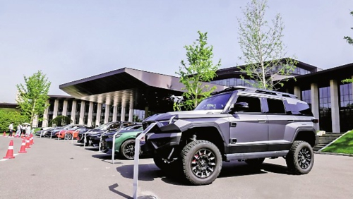 截至2023年底,我國新能源汽車保有量超過2000萬輛,產銷量連續9年位居全球第一。圖為在湖北省武漢市展出的新能源汽車。資料圖片