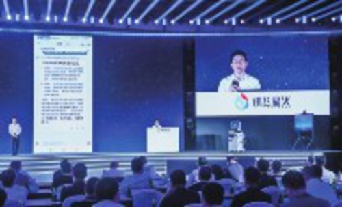 科大訊飛研究院院長劉聰在發布會上進行技術演示。