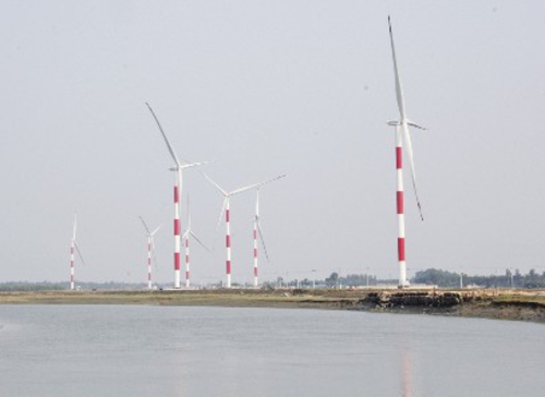 圖為中國企業投資承建的孟加拉國首個集中式風電項目——科克斯巴扎爾風電場。新華社
