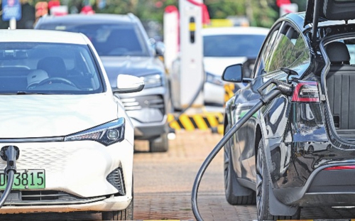 海南省在全國率先提出2030年停售燃油車目標(biāo)。截至2023年10月底,海南省新能源汽車保有量27.3萬輛,占汽車保有量的13.87%。圖為位于海南省海口市文體公園的全液冷超充站,可同時為30輛新能源電動汽車提供充電服務(wù)。新華社