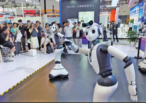 近日,一家人工智能公司推出的“具身智能本體”跳舞機器人,吸引大批觀眾前來參觀。日前,2024世界人工智能大會暨人工智能全球治理高級別會議落下帷幕。在本次大會上,“具身智能”成為熱點之一。“具身智能”是人工智能在物理世界的進一步延伸,一般是指可以感知、理解物理世界并與其形成互動的智能系統。新華社