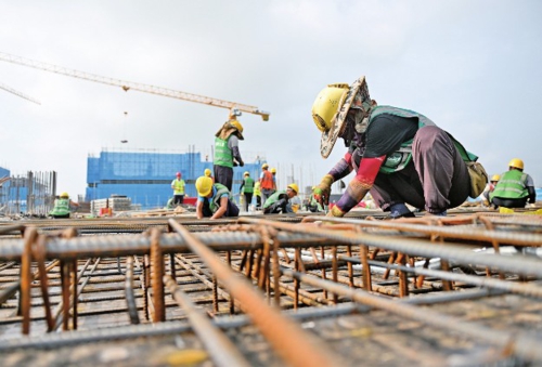 隨著城市建設的快速發展,工業活動、商業活動、建筑施工活動頻繁,行施工作業。導致噪聲源增多。圖為工人正熱火朝天地進 新華社