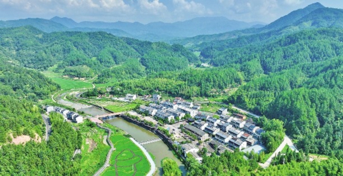 福建省三明市林地面積占土地總面積的82.7%,森林覆蓋率達77.12%。作為全國首個林業改革發展綜合試點市,三明市立足于生態優勢,因地制宜發展鄉村旅游、森林康養、林下經濟等生態型產業,不斷拓寬綠水青山向金山銀山轉化通道,探索用“綠”轉型、靠“綠”取勝、以“綠”生金的發展新路。圖為三明市泰寧縣上清鄉崇際村。新華社