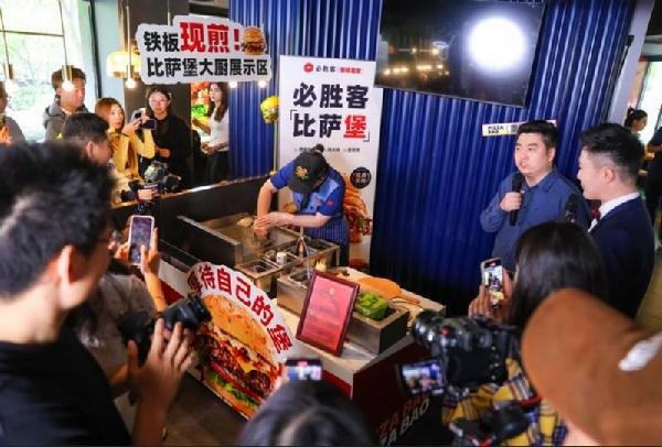 活動現場的臨時操作臺前,大家紛紛舉起手機拍照